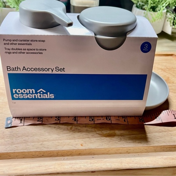 Room Essentials Silver Bath Accessory Set - Picture 5 of 8